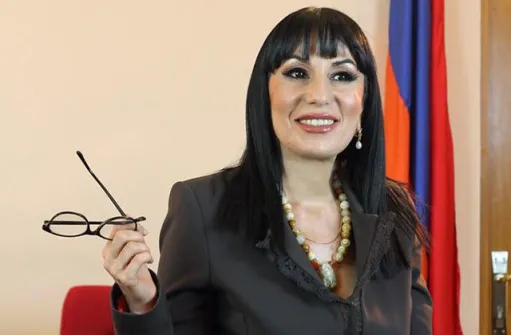 նաիրա.