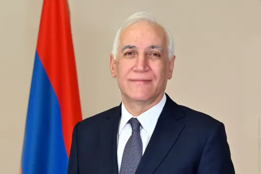 նա.